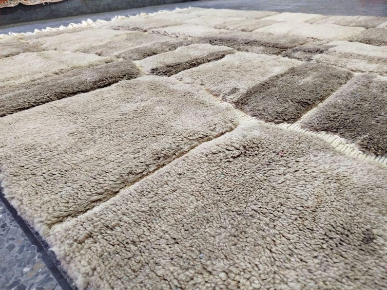 Grand Tapis Berbère Marocain Fait Main 250 × 150 cm – Artisanat Traditionnel IZRI