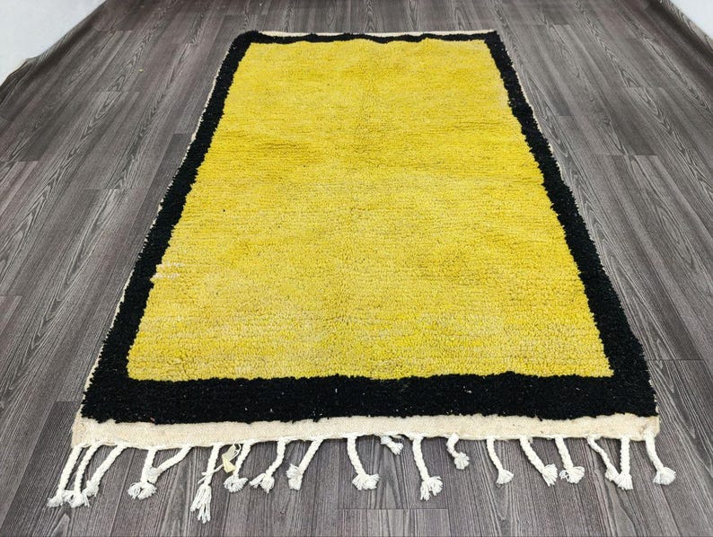 Tapis Marocain Traditionnel Fait Main 250 × 150 cm – Tissage Artisanal Authentique\ IZRI