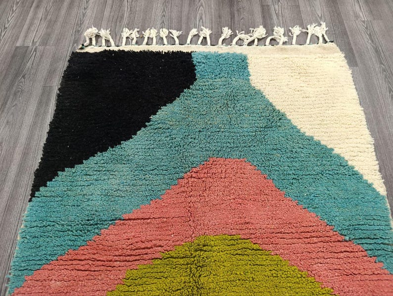 Tapis Marocain Traditionnel Fait Main 250 × 150 cm – Tissage Artisanal Authentique IZRI