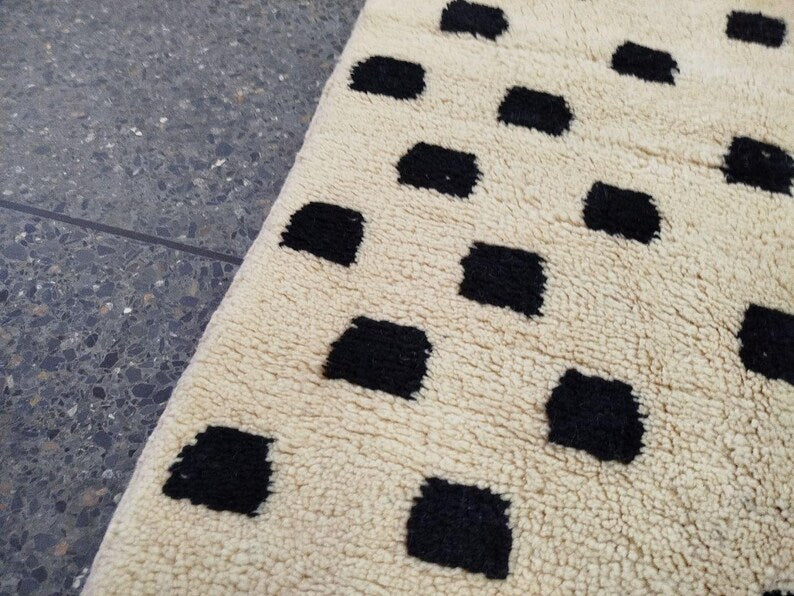 Tapis Marocain Artisanal 250 × 150 cm – Laine Tissée à la Main – Style Traditionnel IZRI