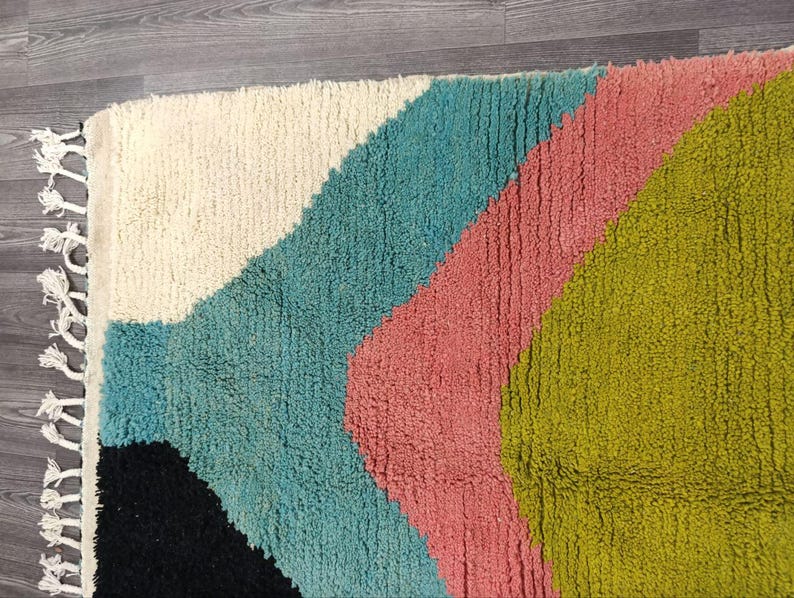 Tapis Marocain Traditionnel Fait Main 250 × 150 cm – Tissage Artisanal Authentique IZRI
