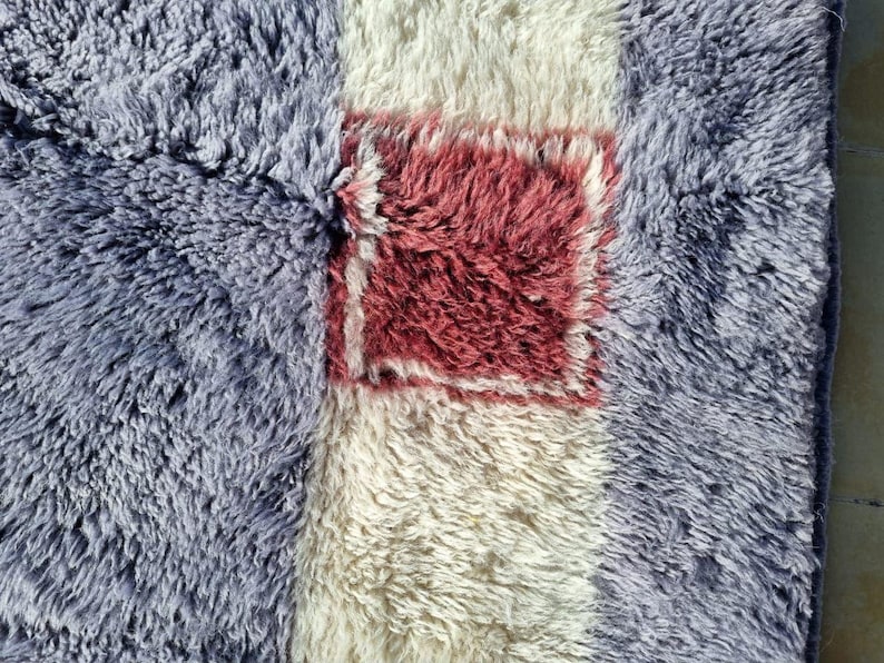 Tapis Marocain Traditionnel Fait Main 250 × 150 cm – Tissage Artisanal Authentique IZRI