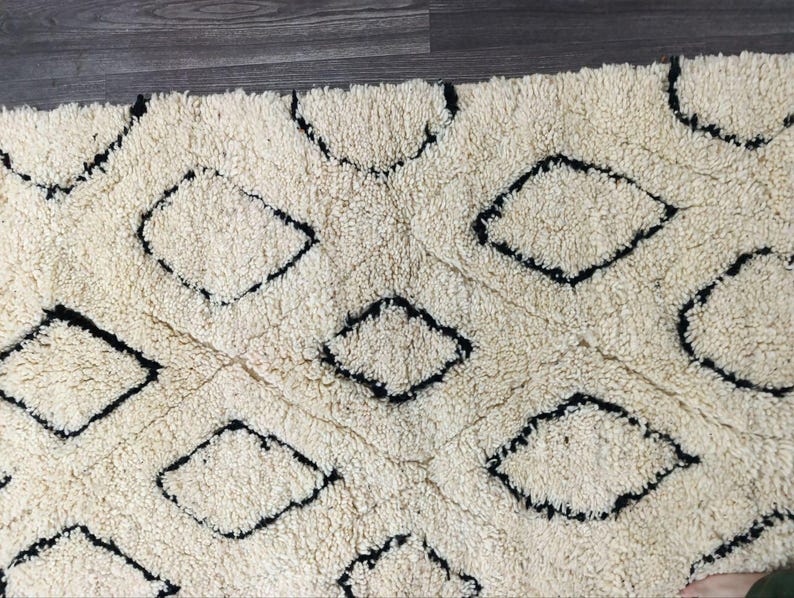 Grand Tapis Berbère Marocain Fait Main 250 × 150 cm – Artisanat Traditionnel IZRI