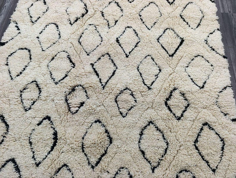 Grand Tapis Berbère Marocain Fait Main 250 × 150 cm – Artisanat Traditionnel IZRI