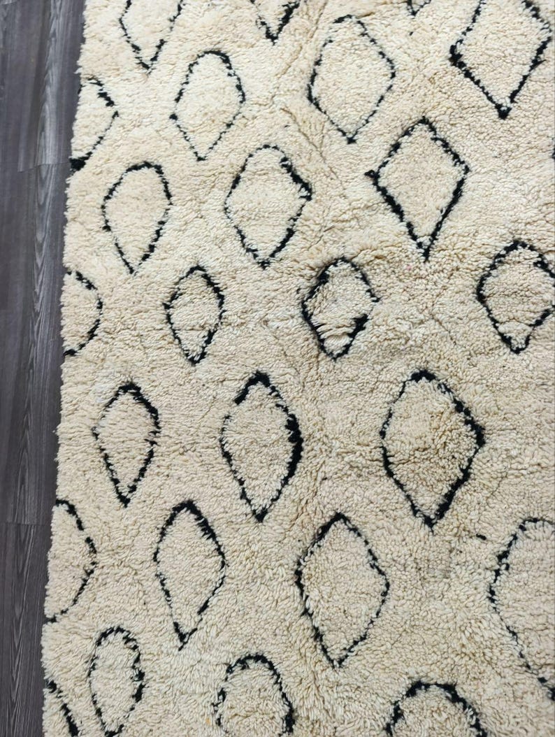 Grand Tapis Berbère Marocain Fait Main 250 × 150 cm – Artisanat Traditionnel IZRI