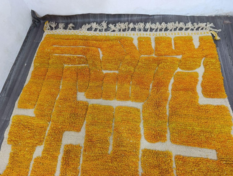 Tapis Marocain Traditionnel Fait Main 250 × 150 cm – Tissage Artisanal Authentique IZRI