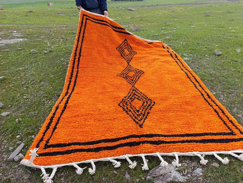 Tapis Marocain Traditionnel Fait Main 250 × 150 cm – Tissage Artisanal Authentique IZRI