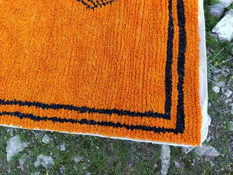 Tapis Marocain Traditionnel Fait Main 250 × 150 cm – Tissage Artisanal Authentique IZRI