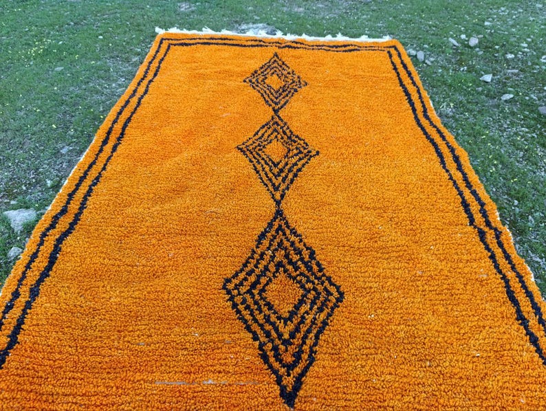 Tapis Marocain Traditionnel Fait Main 250 × 150 cm – Tissage Artisanal Authentique IZRI