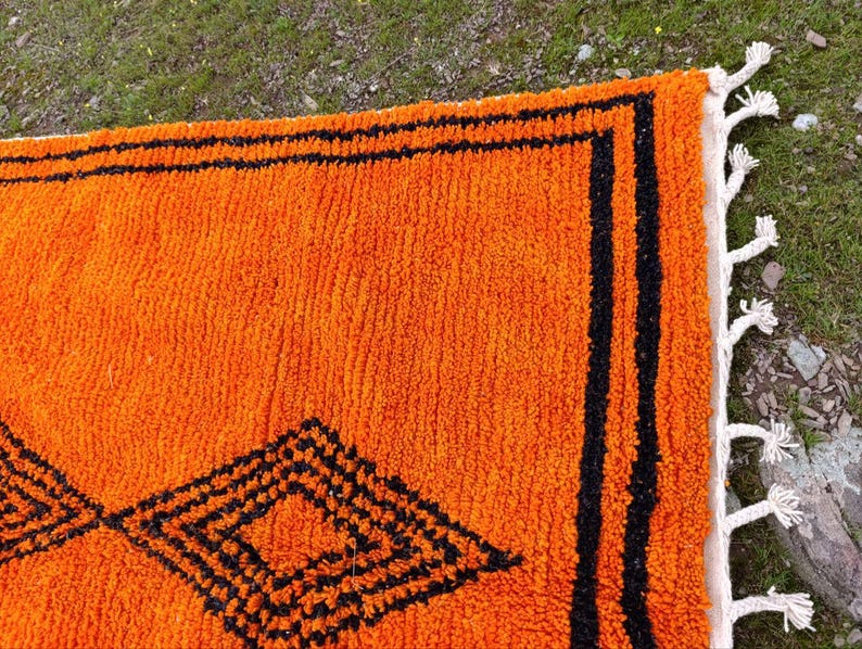 Tapis Marocain Traditionnel Fait Main 250 × 150 cm – Tissage Artisanal Authentique IZRI