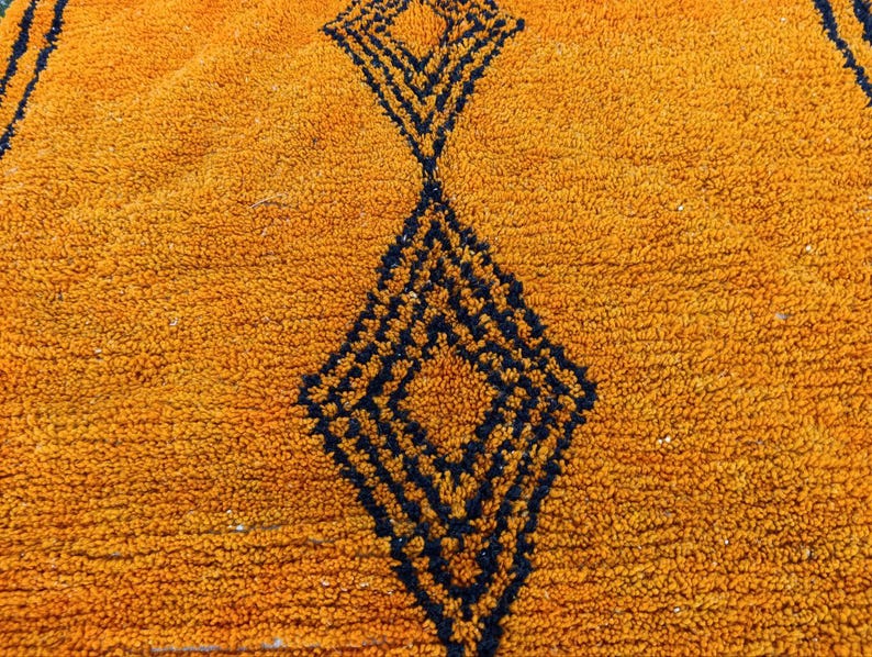 Tapis Marocain Traditionnel Fait Main 250 × 150 cm – Tissage Artisanal Authentique IZRI