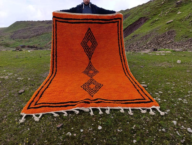 Tapis Marocain Traditionnel Fait Main 250 × 150 cm – Tissage Artisanal Authentique IZRI