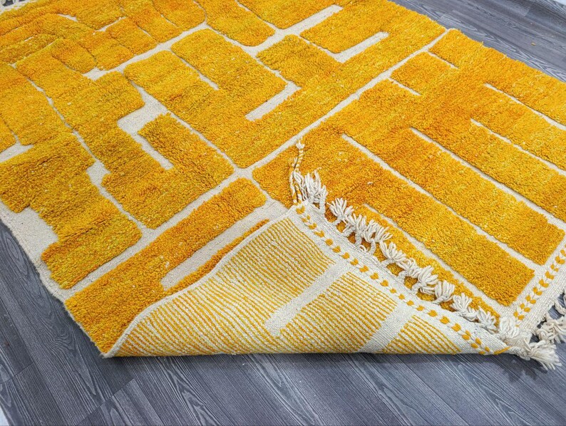 Tapis Marocain Traditionnel Fait Main 250 × 150 cm – Tissage Artisanal Authentique IZRI