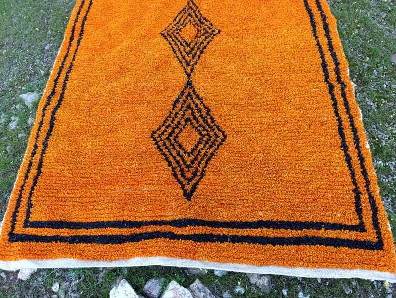 Tapis Marocain Traditionnel Fait Main 250 × 150 cm – Tissage Artisanal Authentique IZRI