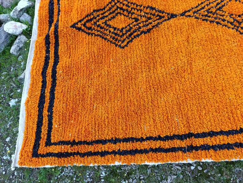 Tapis Marocain Traditionnel Fait Main 250 × 150 cm – Tissage Artisanal Authentique IZRI