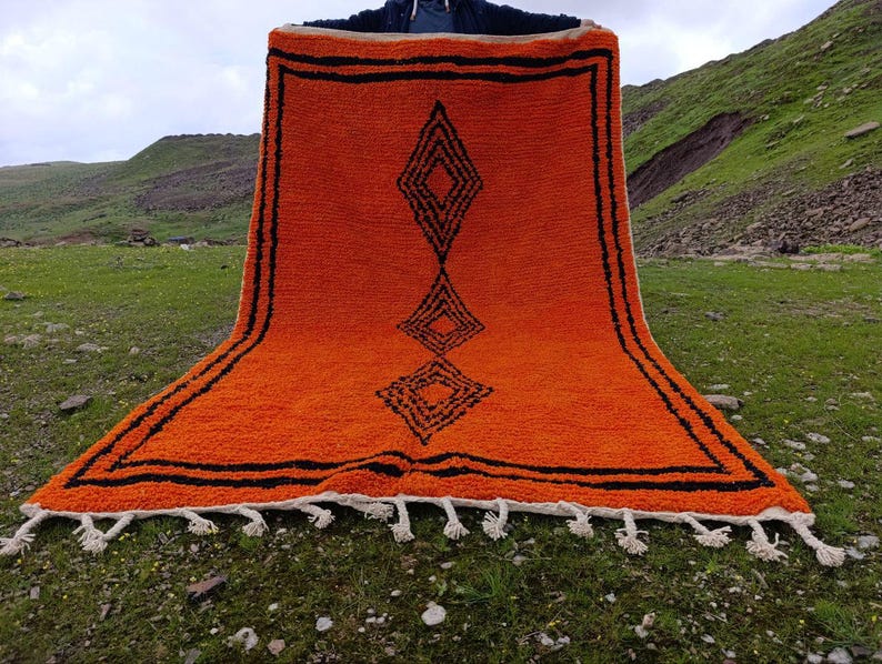 Tapis Marocain Traditionnel Fait Main 250 × 150 cm – Tissage Artisanal Authentique IZRI