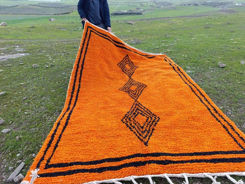 Tapis Marocain Traditionnel Fait Main 250 × 150 cm – Tissage Artisanal Authentique IZRI