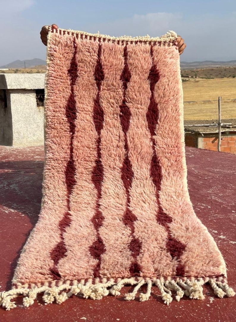 Tapis Marocain Traditionnel Fait Main 250 × 150 cm – Tissage Artisanal Authentique IZRI