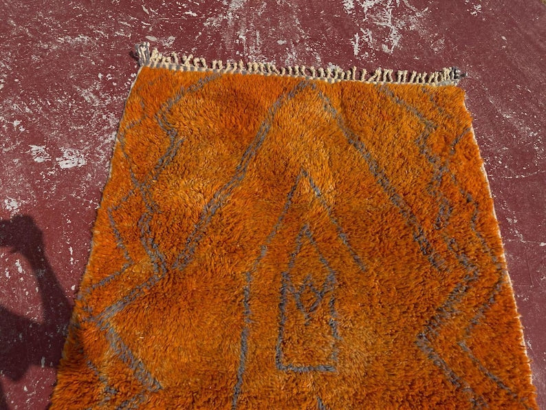 Tapis Marocain Artisanal 250 × 150 cm – Laine Tissée à la Main – Style Traditionnel IZRI