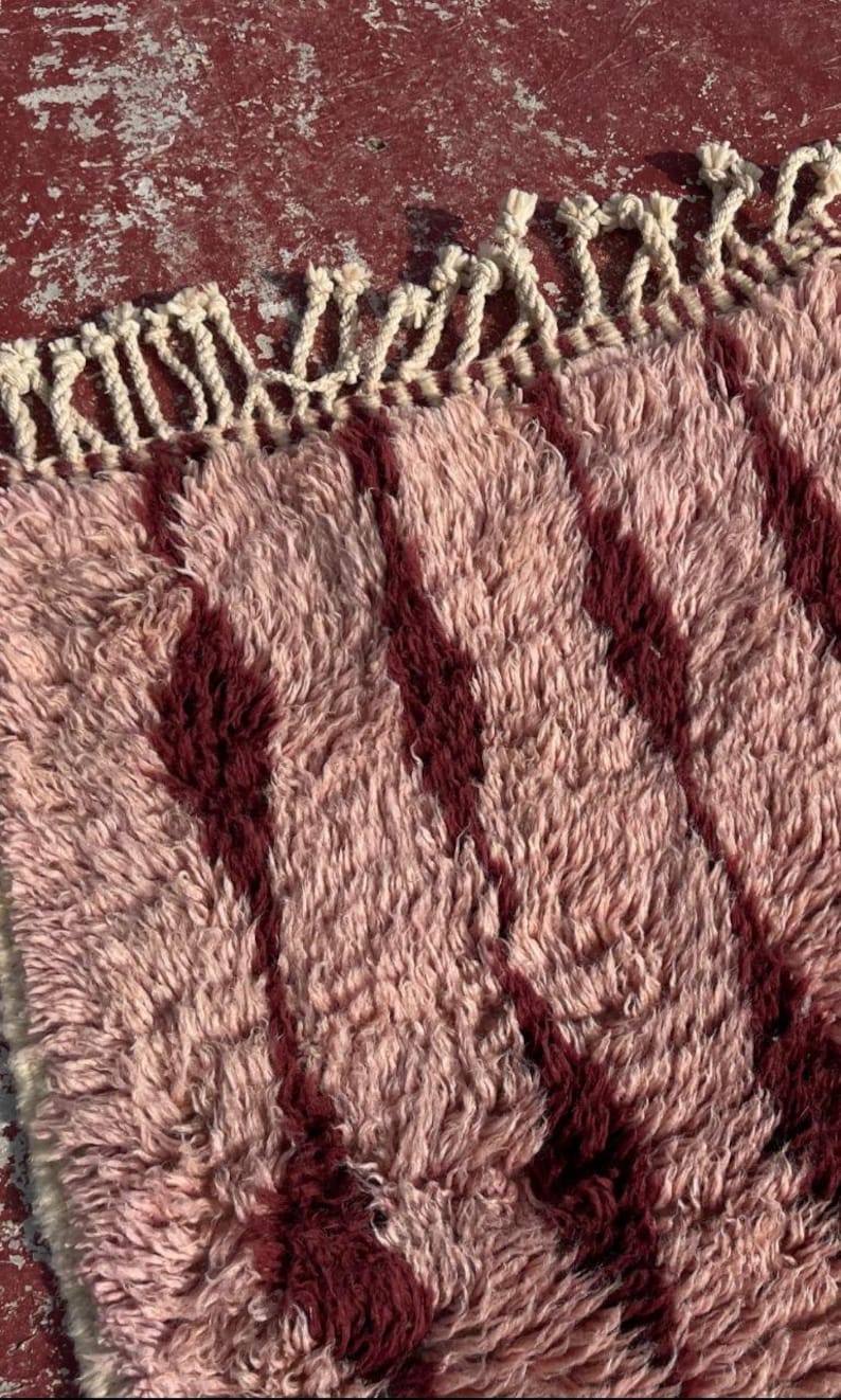 Tapis Marocain Traditionnel Fait Main 250 × 150 cm – Tissage Artisanal Authentique IZRI