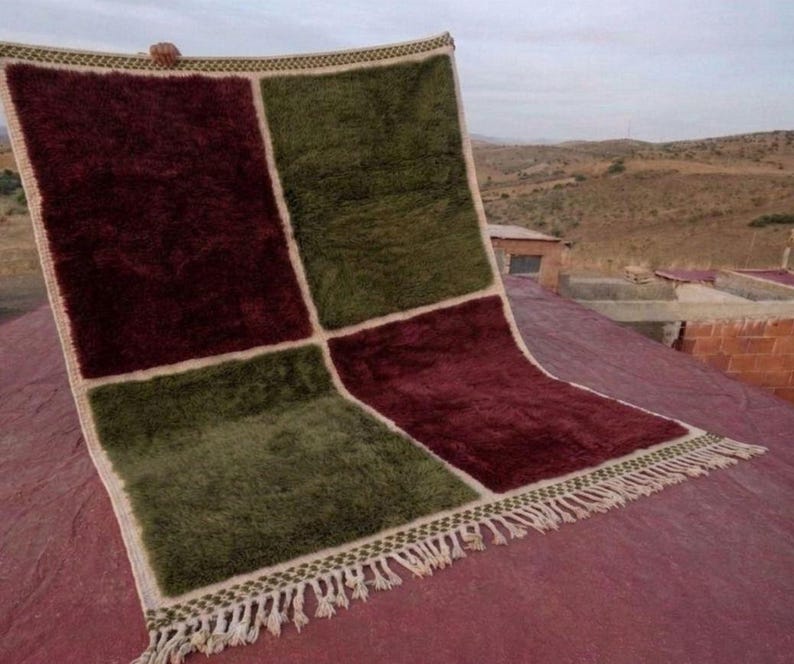 Tapis Marocain Artisanal 250 × 150 cm – Laine Tissée à la Main – Style Traditionnel IZRI